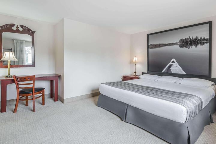 1 King Bed Efficiency Room (5 of 11)
