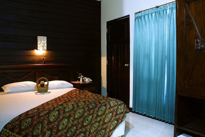 Room 4 of 8