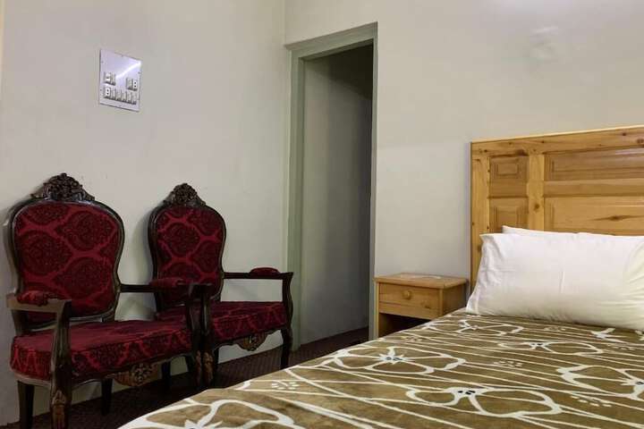 Room 6 of 28