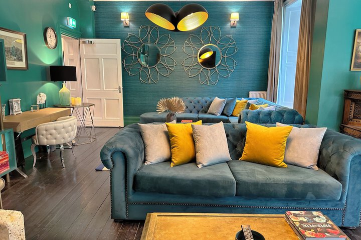 Lounge 63 of 69
