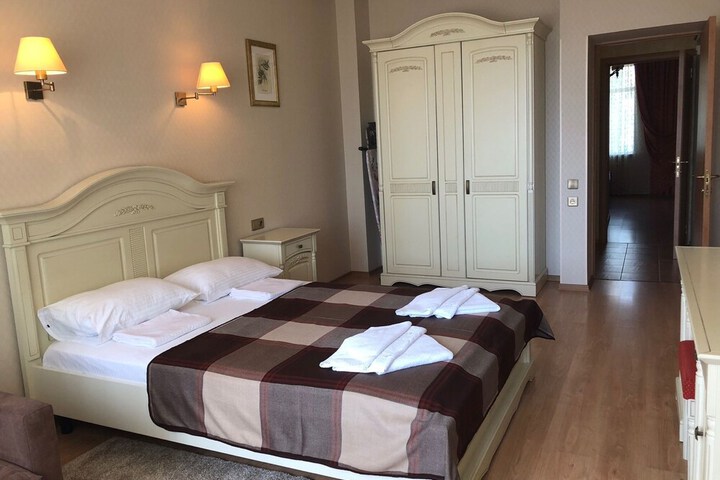 Room 12 of 118