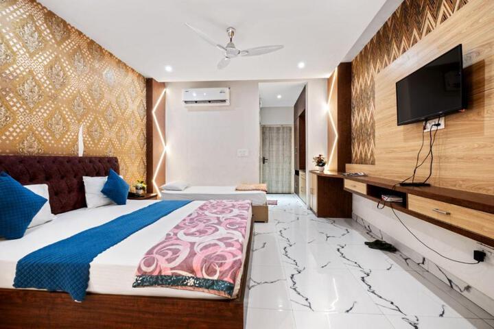 RBS Hotel & Restaurant 5 mint walking distance from Ram Janam Bhumi