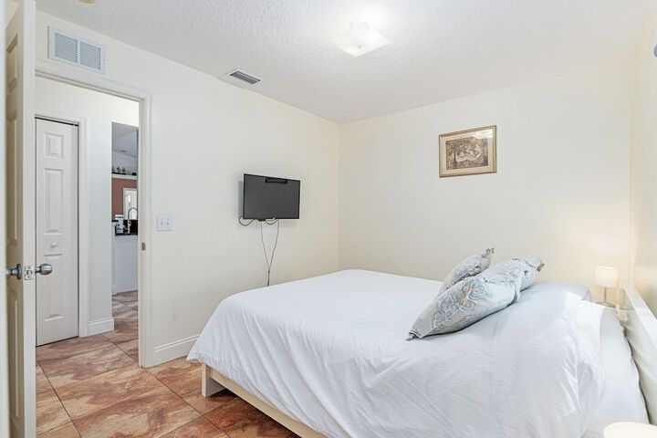 Room 6 of 24
