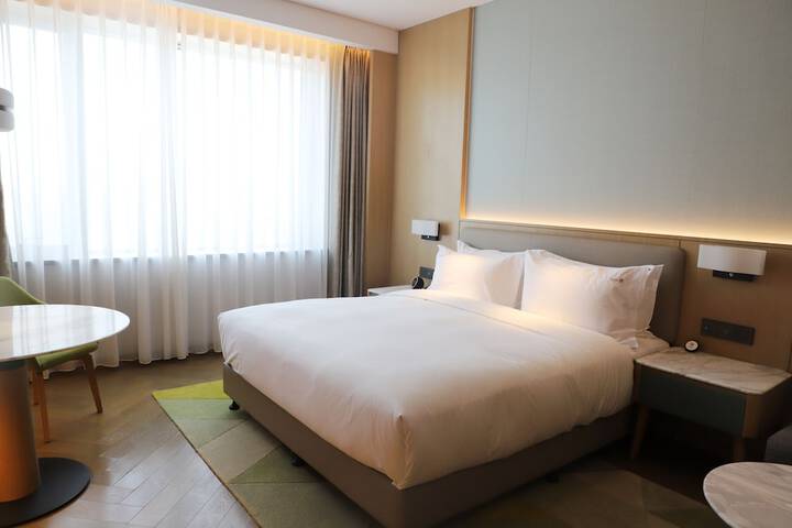 Room 28 of 97