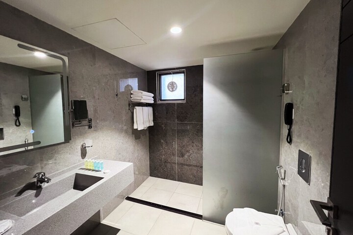 Room 32 of 51