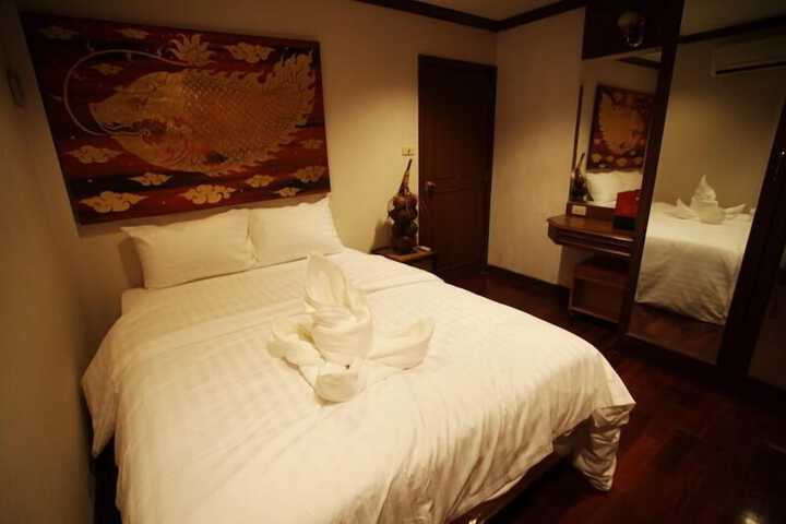 Room 9 of 33