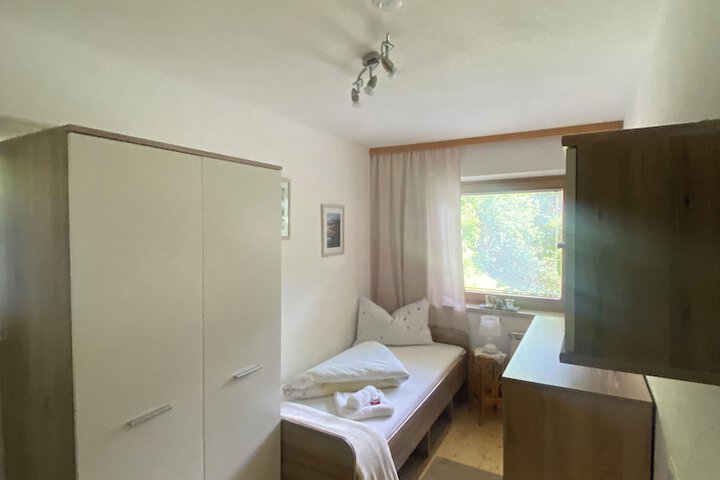 Room 4 of 17