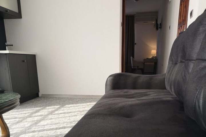 Room 7 of 42