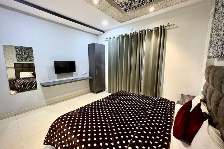 Room 4 of 12