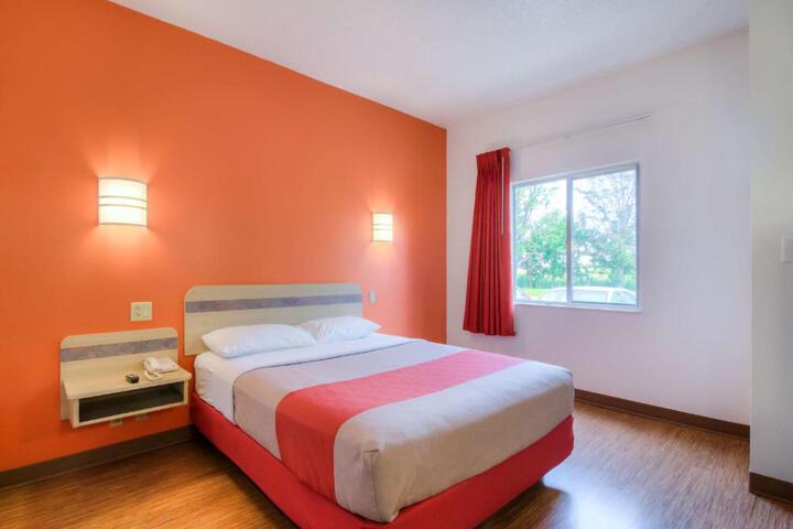 1 Queen Bed