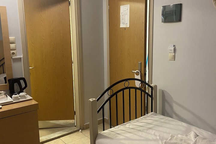 Room 7 of 12
