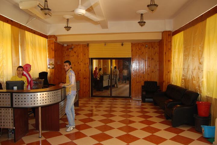 Lounge 4 of 13