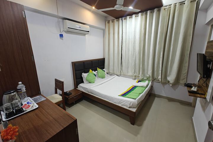 Room 2 of 3