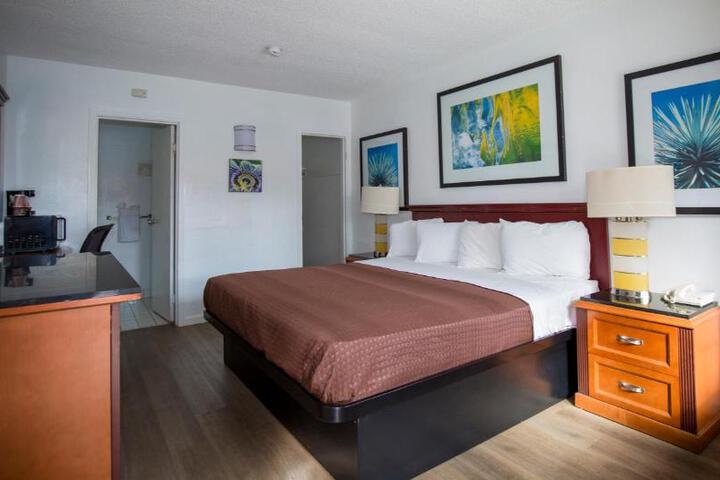 1 King Bed (2 of 7)
