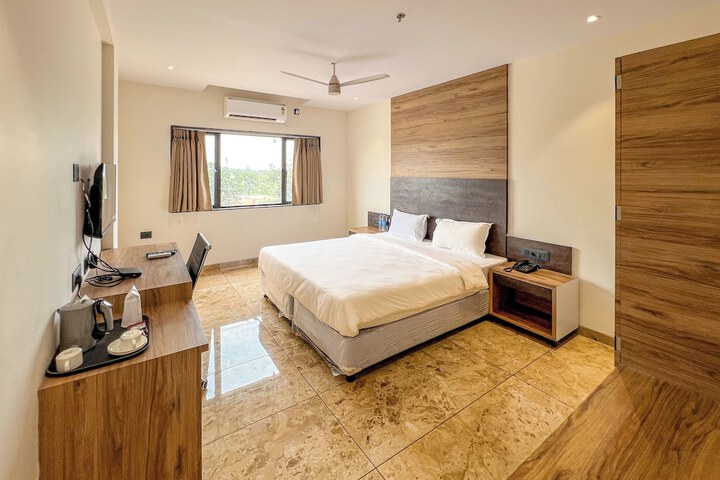 Room 10 of 33