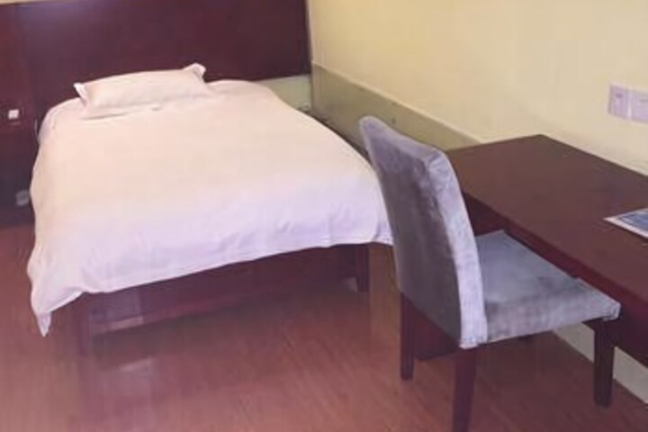 Room 4 of 6