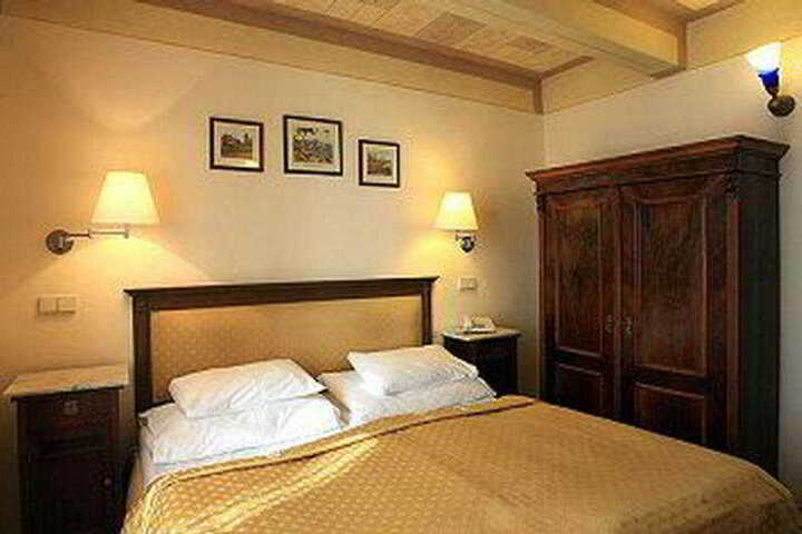 Room 9 of 10