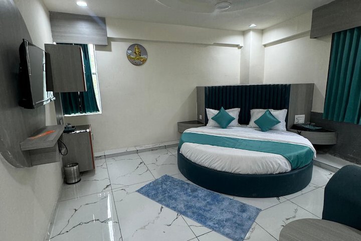 Room 5 of 14