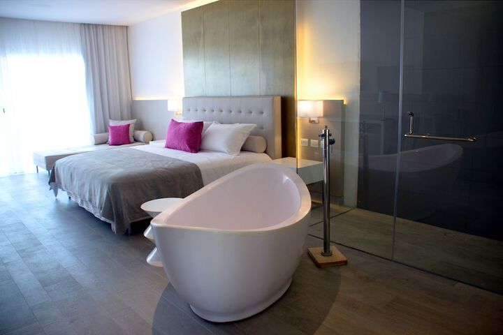 Room 5 of 145