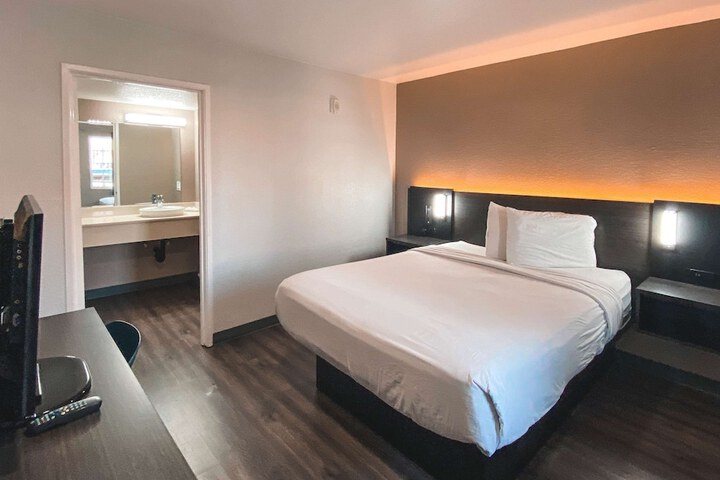 1 Queen Bed Refrigerator (11 of 13)