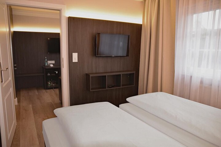 Room 7 of 32