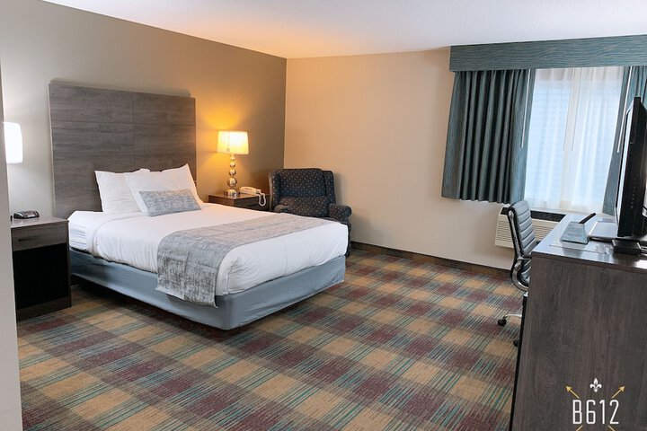 1 Queen Bed (9 of 16)