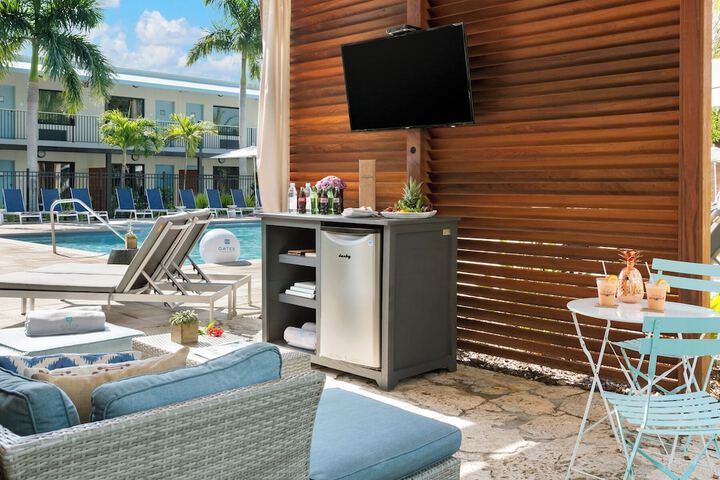 Poolside bar