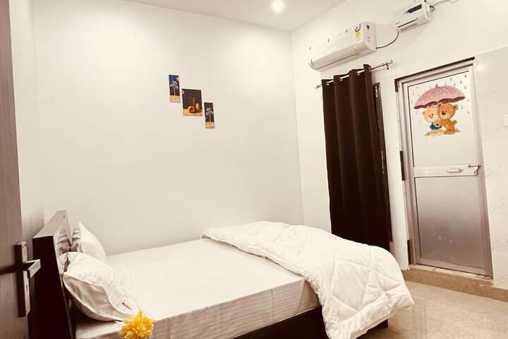 Room 13 of 16