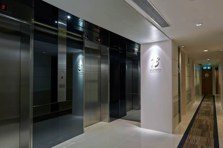 Ballroom/Hall 71 of 92
