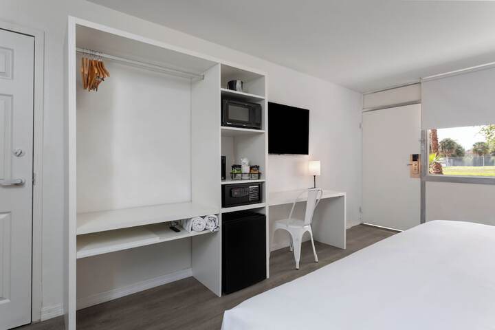 1 King Bed (6 of 7)