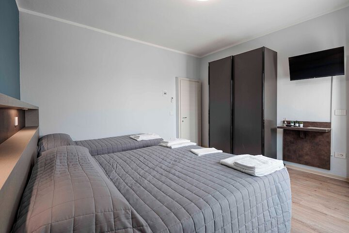 Room 6 of 12