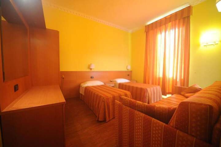Room 6 of 9