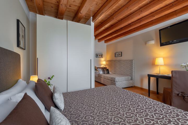 Room 21 of 38