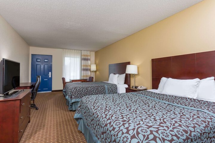 2 Queen Beds (5 of 6)