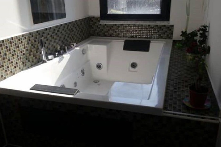 Hot Tub 11 of 15
