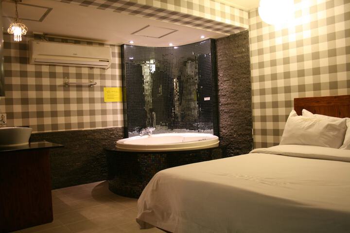 Room 16 of 42