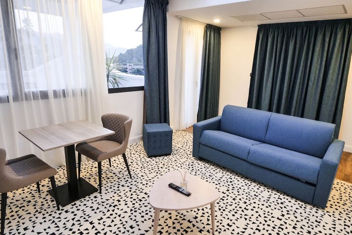 Room 6 of 25
