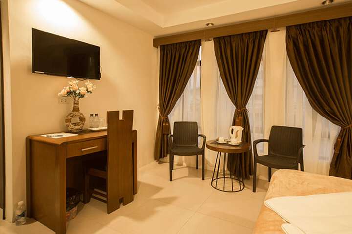 Room 6 of 14