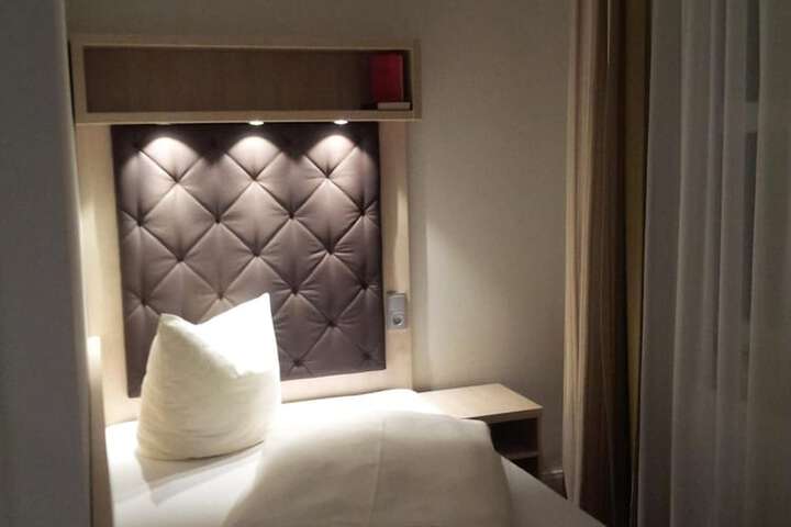 Room 7 of 77
