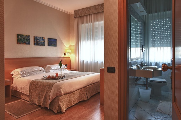 Room 10 of 77