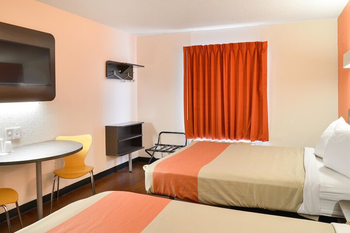 Deluxe Room 2 Double Beds Refrigerator, Microwave (6 of 8)