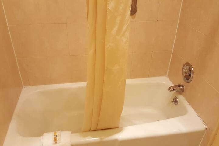 Deep soaking bathtub