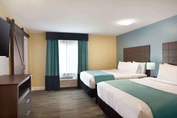 1 Queen Bed (16 of 26)