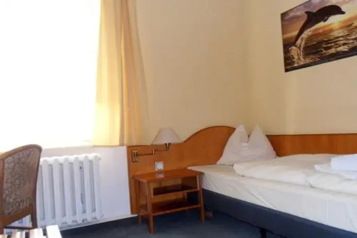 Room 2 of 8