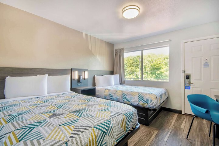 2 Double Beds (1 of 5)