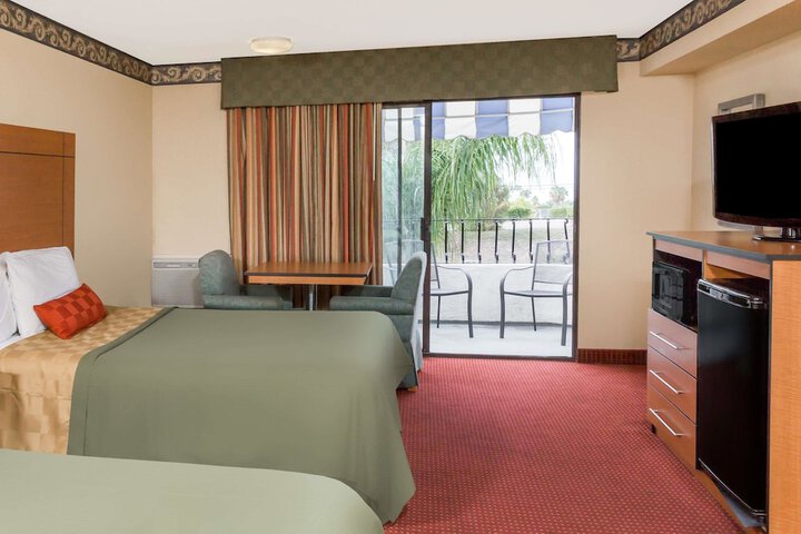 1 Queen Bed (5 of 13)