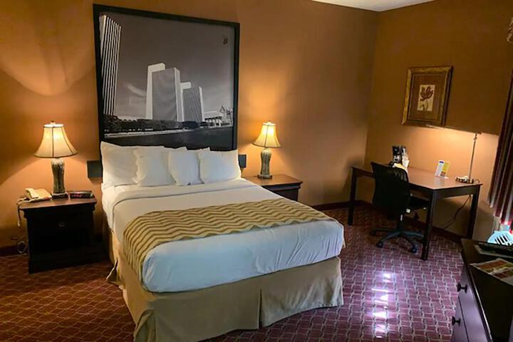 1 Queen Bed (2 of 6)