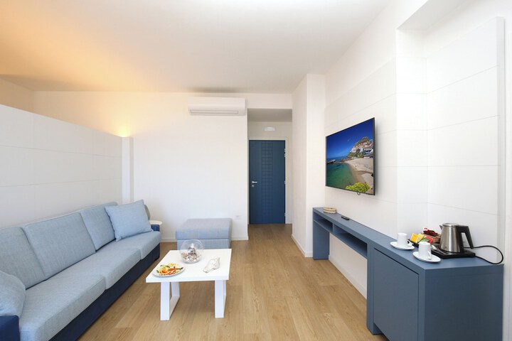 Room 56 of 221
