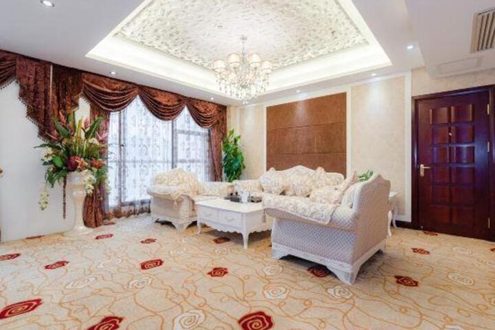 Jinqian Jiahua Hotel
