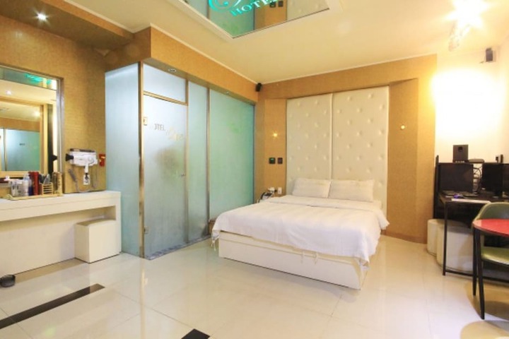 Room 8 of 33